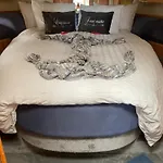 Entire Luxury Motor Yacht 70Sqm - Oyster Fund - 2 Double Bedrooms Both En-Suite - Heating Sleeps Up To 4 People - Moored On Our Private Island - Legoland 8Min Windsor Thorpe Park 8Min Ascot Races Heathrow Wentworth London Lapland Uk Royal Holloway (A