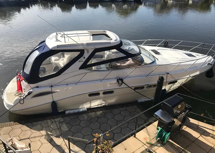 Entire Luxury Motor Yacht 70Sqm - Oyster Fund - 2 Double Bedrooms Both En-Suite - Heating Sleeps Up To 4 People - Moored On Our Private Island - Legoland 8Min Windsor Thorpe Park 8Min Ascot Races Heathrow Wentworth London Lapland Uk Royal Holloway (A
