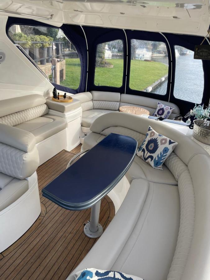 Luxury Yacht Retreat: Oyster Fund's Private Island Getaway Botel