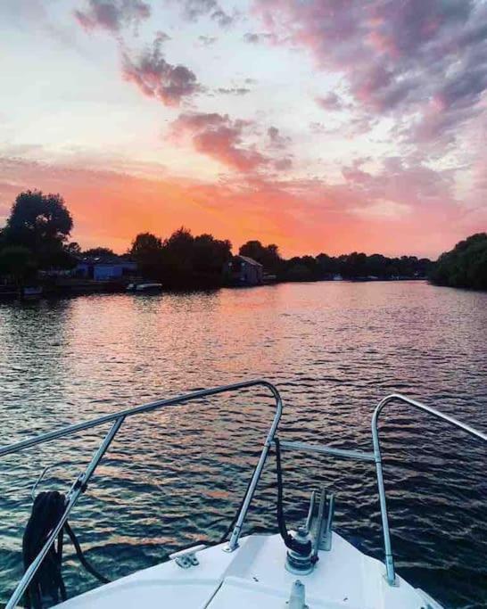 Luxury Yacht Retreat: Oyster Fund's Private Island Getaway Botel