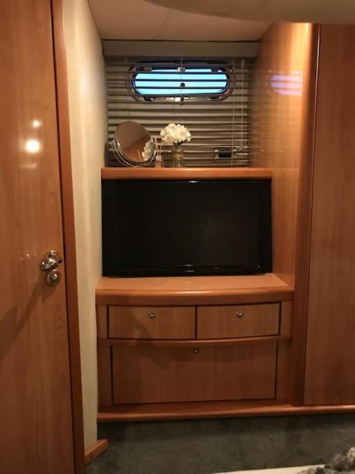 Luxury Yacht Retreat: Oyster Fund's Private Island Getaway Botel Egham