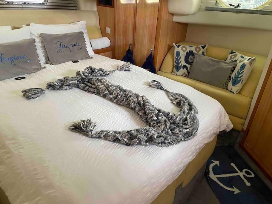 Luxury Yacht Retreat: Oyster Fund's Private Island Getaway Botel